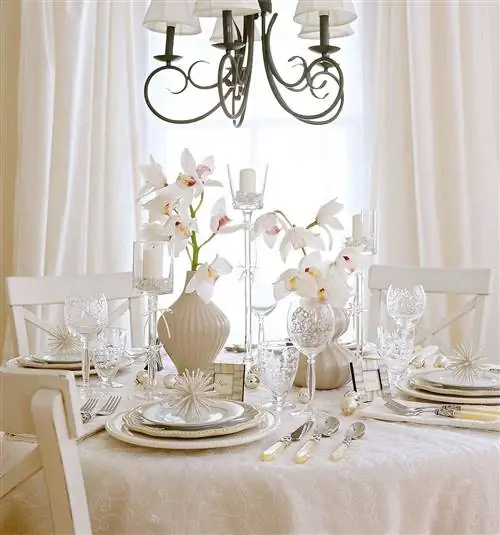 элегантный белый новогодний стол цветы стеклянные подсвечники