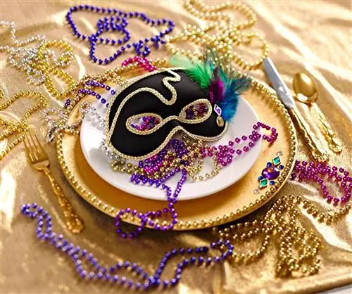 новый год маскарад черная маска марди гра бусы золотая скатерть