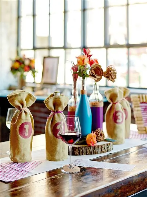 Штампованные пронумерованные мешочки для вина из мешковины своими руками новогодний стол кусочек дерева