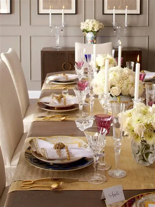 классический новогодний стол золотая посуда хрустальные бокалы белые цветы
