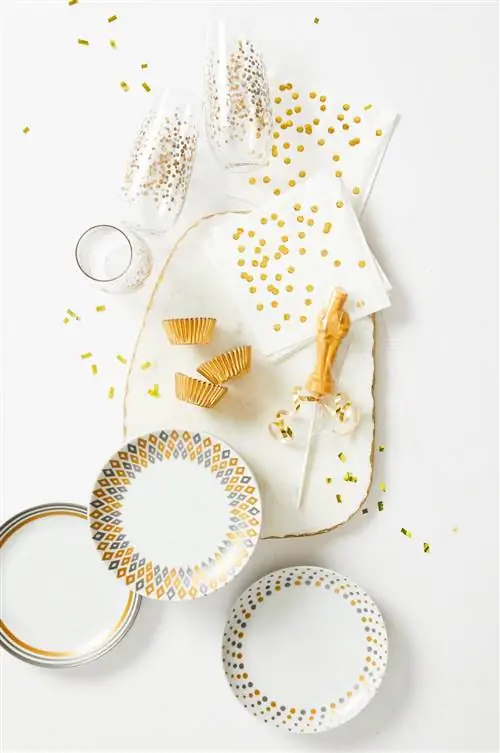 серебряные и золотые тарелки и стаканы