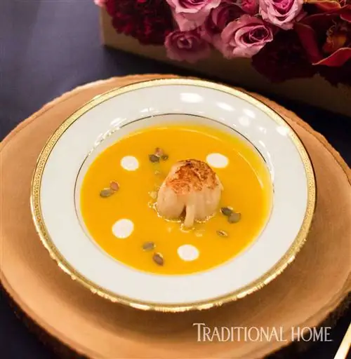 тарелка тыквенного супа с обжаренными морскими гребешками