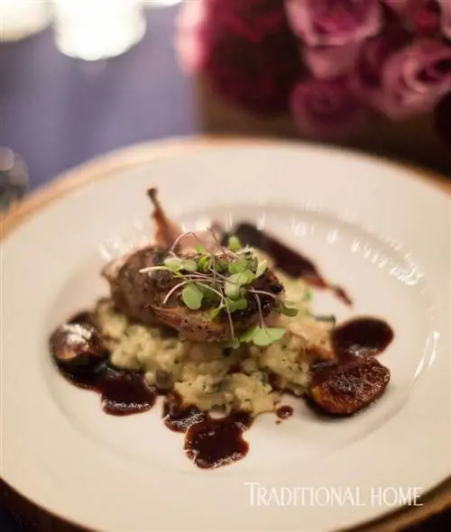 тарелка фаршированных перепелов с грибным ризотто