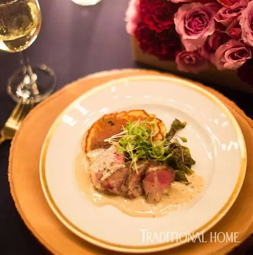 жареный ягненок с кексами Джонни, листовой капустой, кремом из фуа-гра