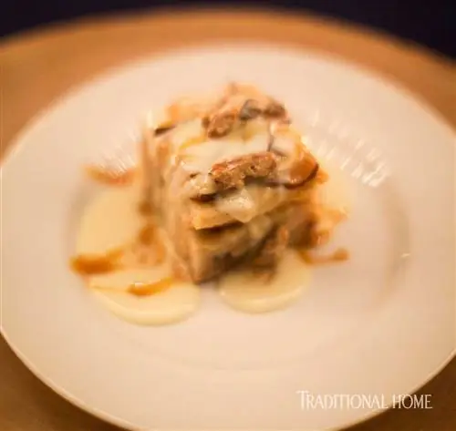 тарелка грушевого хлебного пудинга