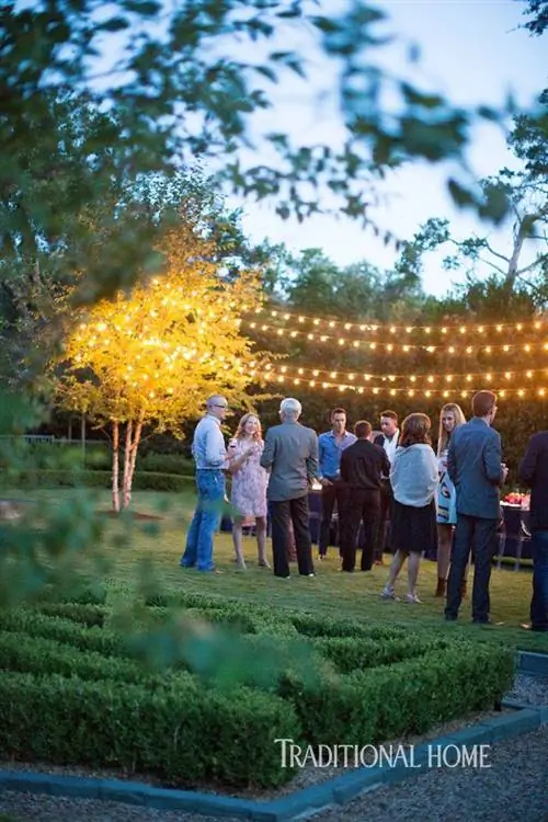 гости на свежем воздухе под гирляндами огней