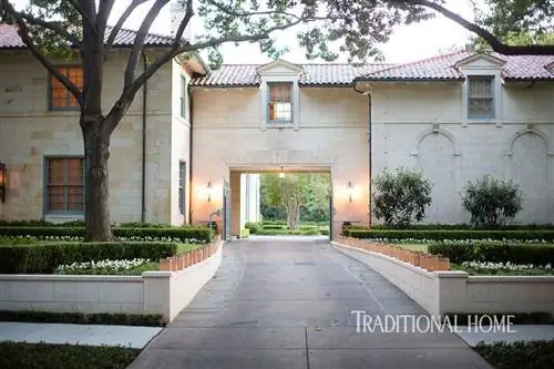 большой дом снаружи благоустроенный двор