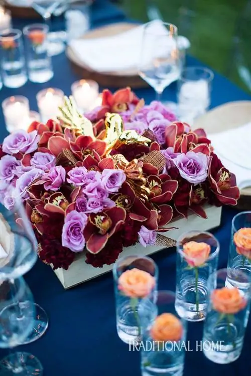 цветочная центральная часть и отдельные цветы в стаканах с водой