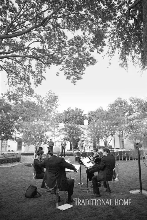 черно-белое фото Струнный квартет на открытом воздухе