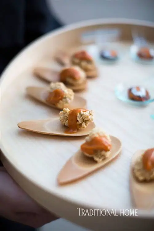 тарелка жареных устриц с абрикосовой горчицей