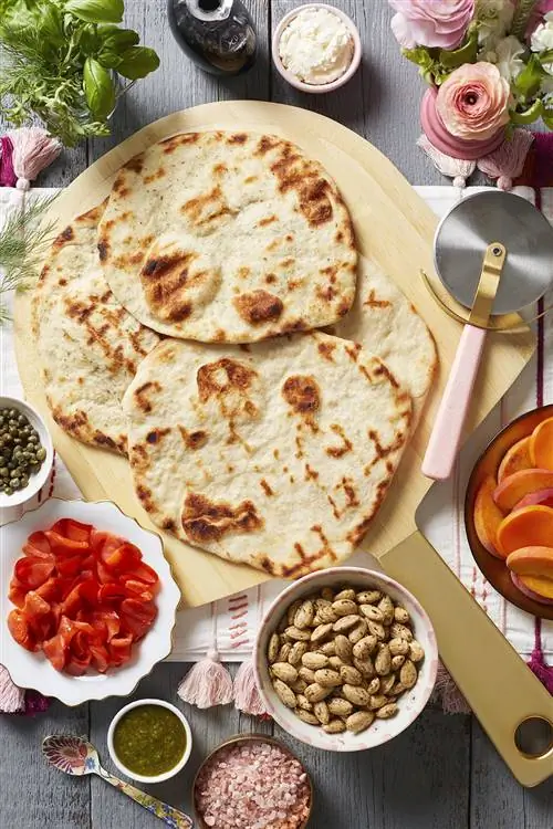 приготовленный лаваш с начинкой