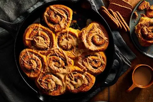 булочки с маслом из тыквенного печенья на сковороде