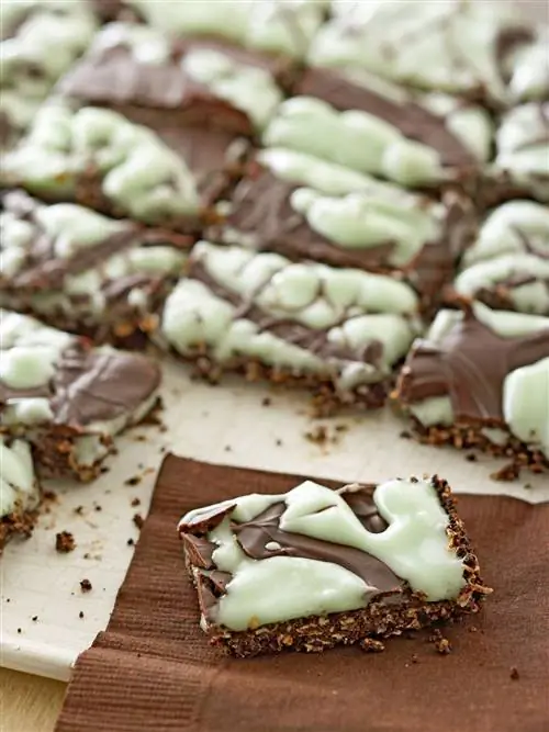 Мятные кусочки темного шоколада