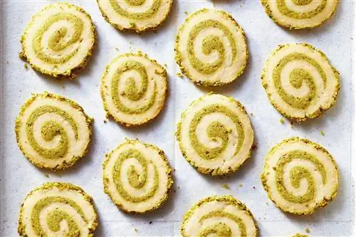 13 печенья-вертушки, которые выделяются на подносе для печенья