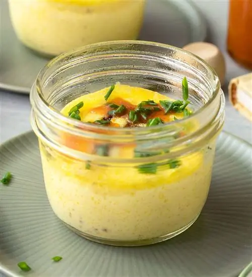 Подражательница с беконом и кусочками яиц грюйер