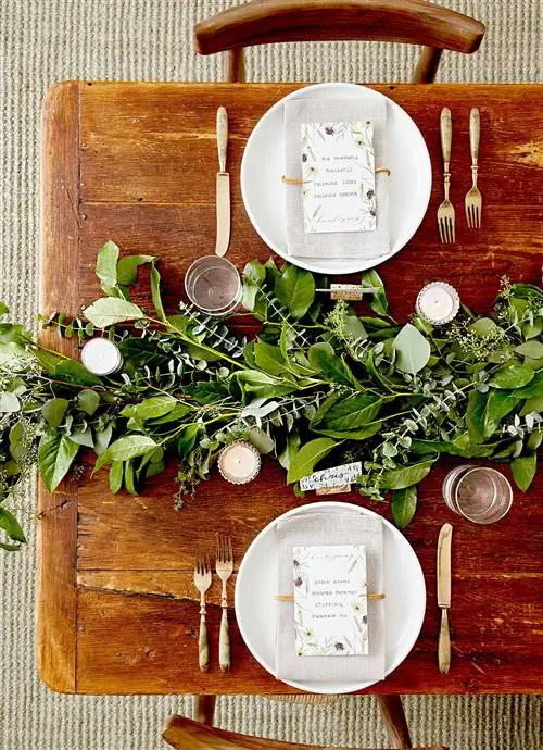 Вид с воздуха на сервировку стола и центральную часть из растений