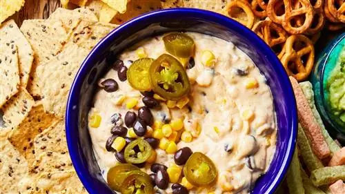 доска Tex-Mex Cheese Dip с сальсой, гуакамоле и различными чипсами