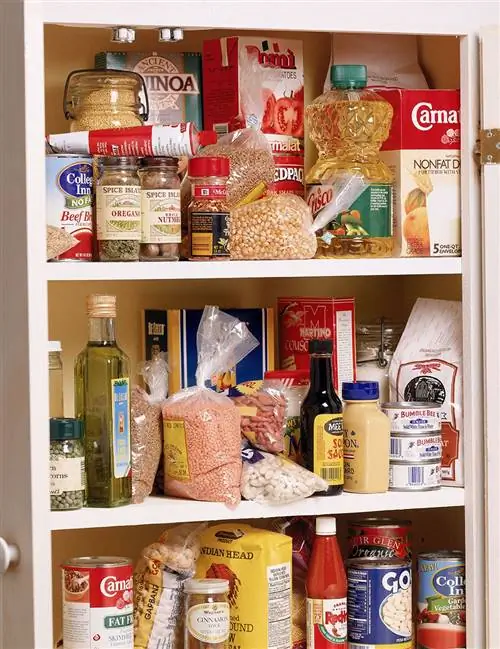 продукты питания на полке в домашней кладовой продукты питания на полке в домашней кладовой