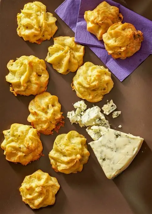 Слойки с голубым сыром и кедровыми орешками