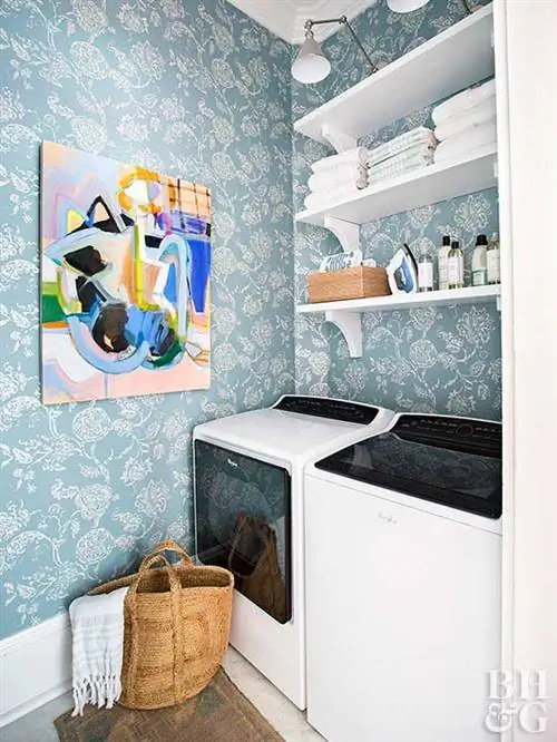 прачечная с полками над стиральной машиной и сушилкой