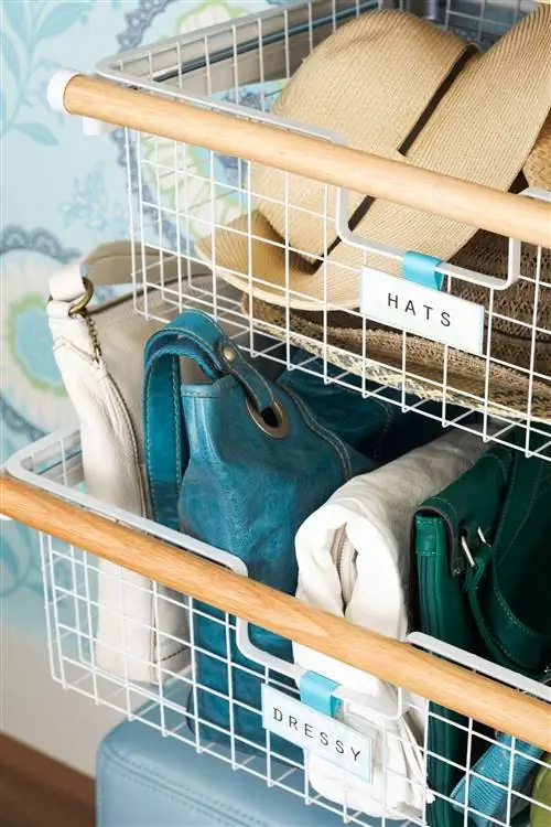 стеллажи для хранения шляп и сумочек