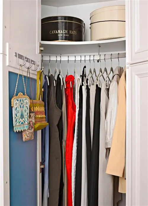 организованный шкаф с дверными крючками и шляпными коробками
