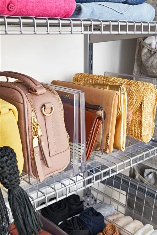 организация хранения женских аксессуаров в шкафу