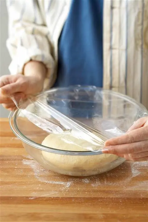 накрыть тесто полиэтиленовой пленкой