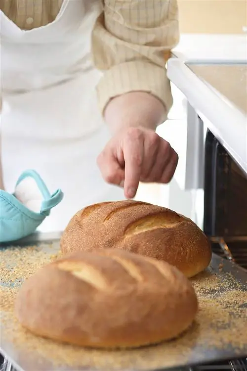 проверка испеченного хлеба на готовность