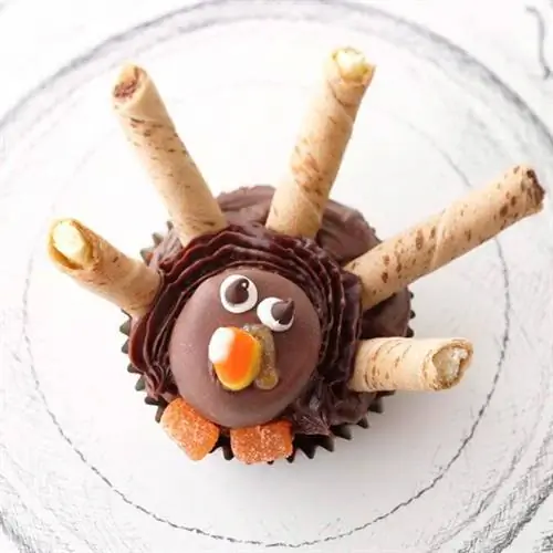 Капкейки Tom из индейки, украшенные глазурью, конфетами и печеньем, выглядят как индейка.