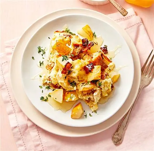 Слои грушевого бекона на белой тарелке