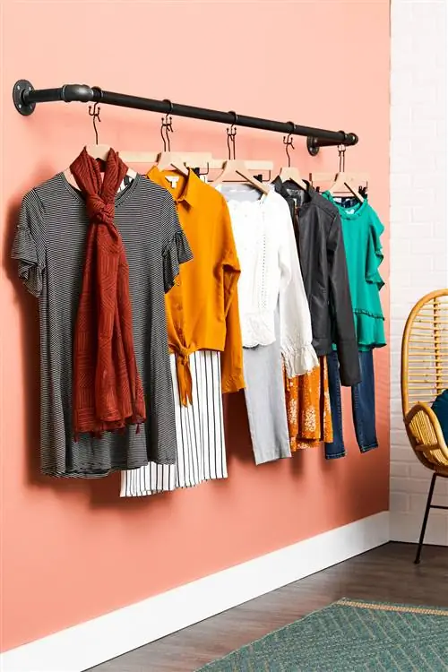 промышленная труба, используемая для подвешивания одежды