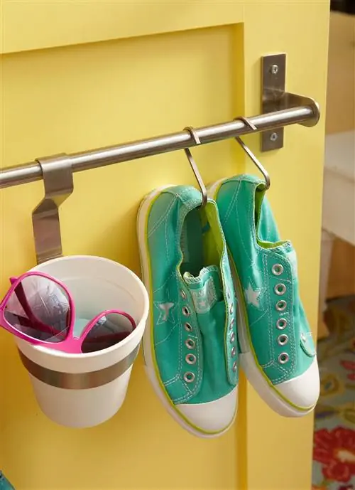 Хранение обуви и солнцезащитных очков за дверью