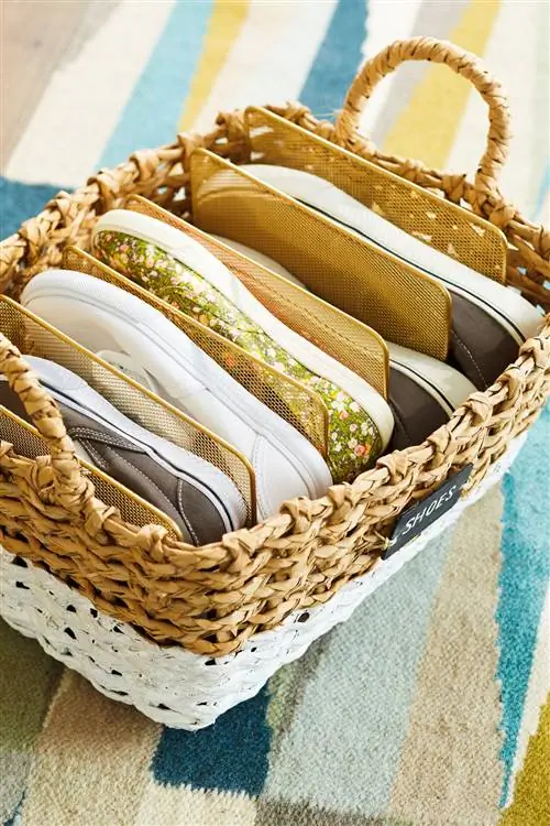 плетеная корзина с обувью