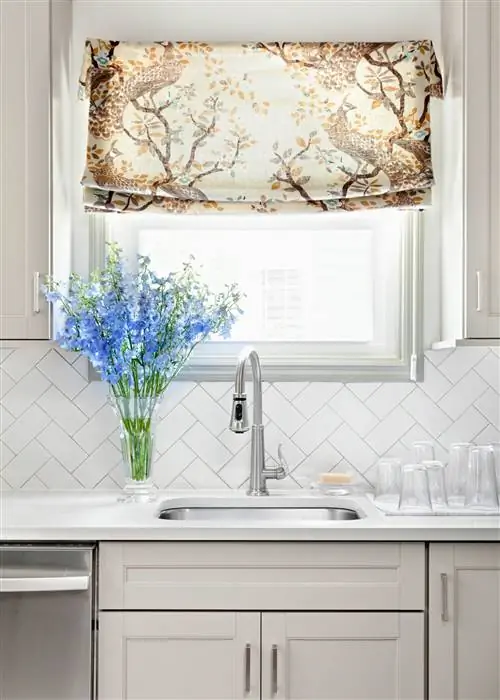 Белая плитка метро елочкой