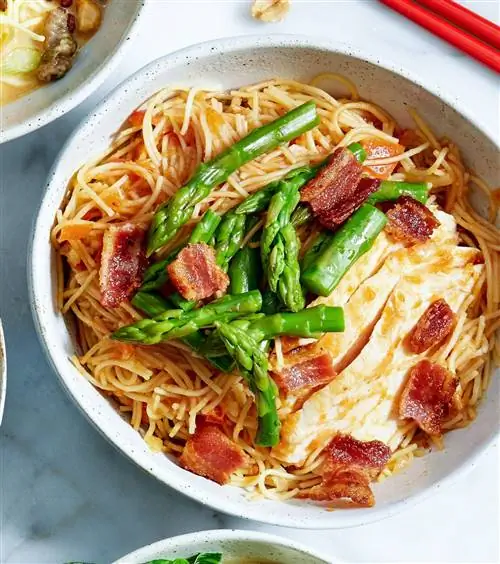 Чаша со спаржей и лапшой