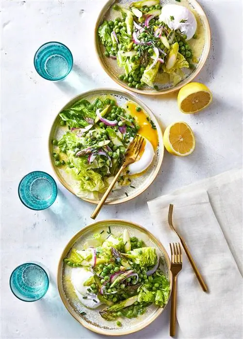 Салат из спаржи с маринованным горошком и салатом Little Gem