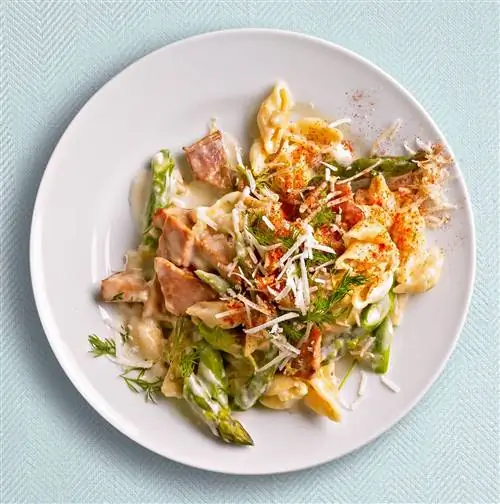 Макароны с ветчиной и спаржей