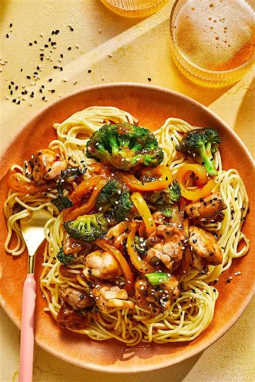 Жареная курица и брокколи