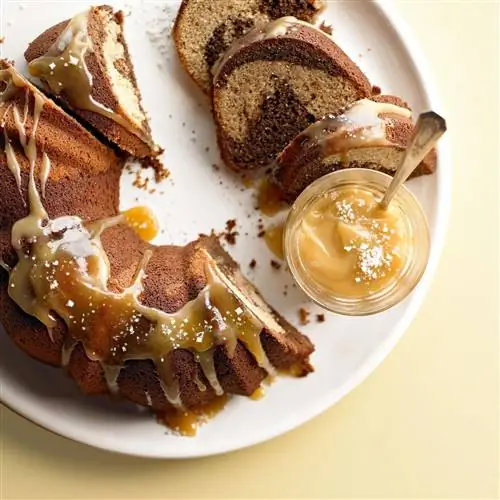 Мраморный шоколадно-арахисовый торт с глазурью из соленой карамели