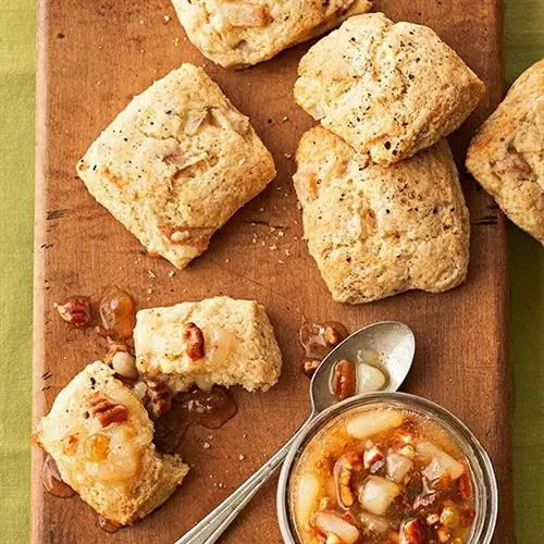 Пропитанные бренди сконы из смородины, тимьяна и пармезана