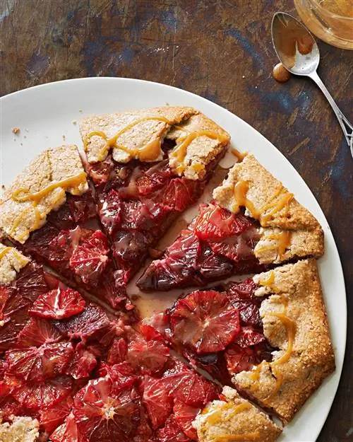 Деревенский пирог с красным апельсином и корочкой из соленых орехов пекан