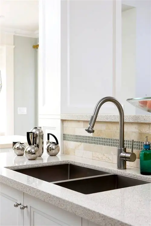 кухня с кварцевой столешницей