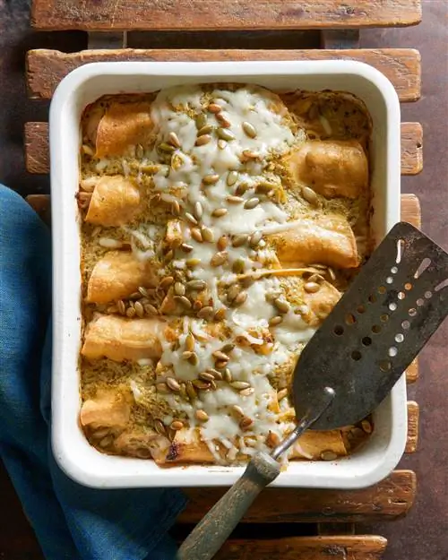 Турция Enchiladas сливочно-зеленый соус