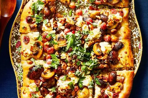 Лепешка с козьим сыром и грибами