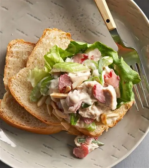 Домашний рецепт куриного салата с темным или белым мясом, который понравится всем