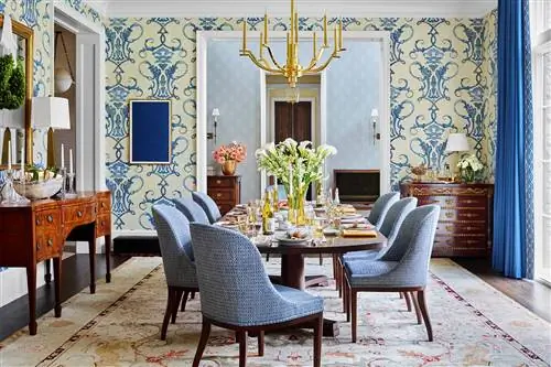 столовая с синими обоями