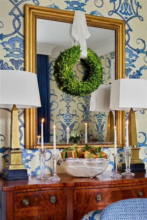 венок висит на зеркале