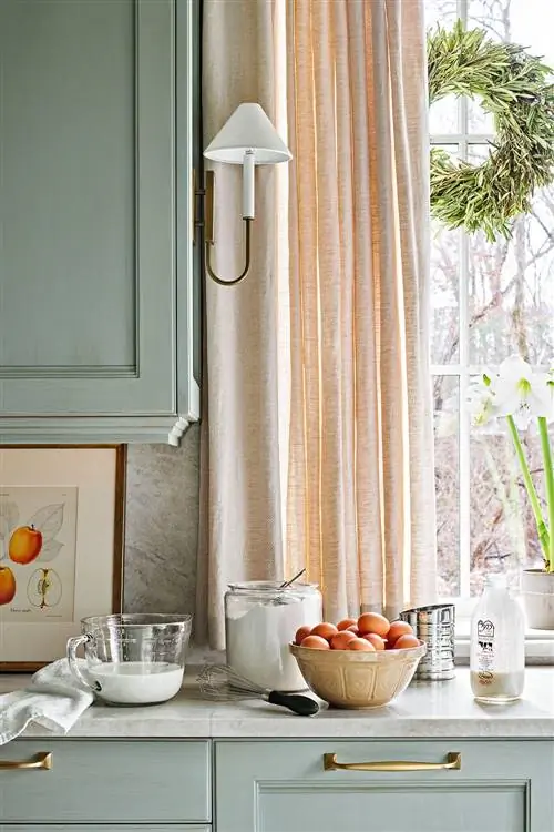 ваза с фруктами на зеленой кухне