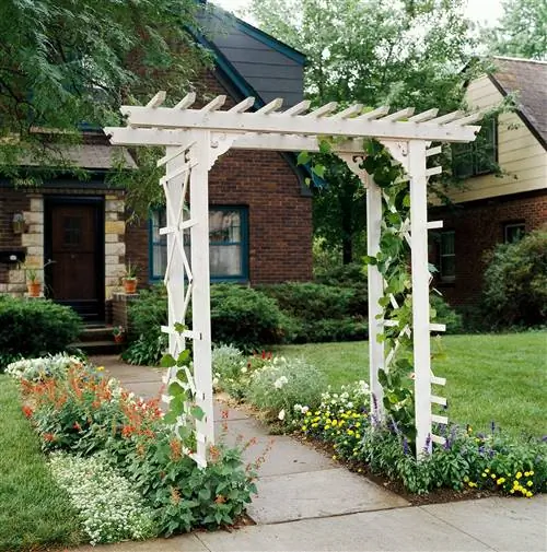 белая деревянная входная беседка